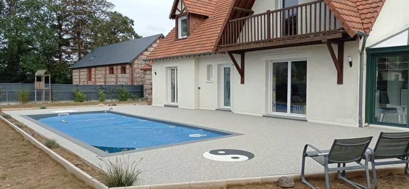 Création d'une plage de piscine en revêtement sol souple avec motif à Lyon