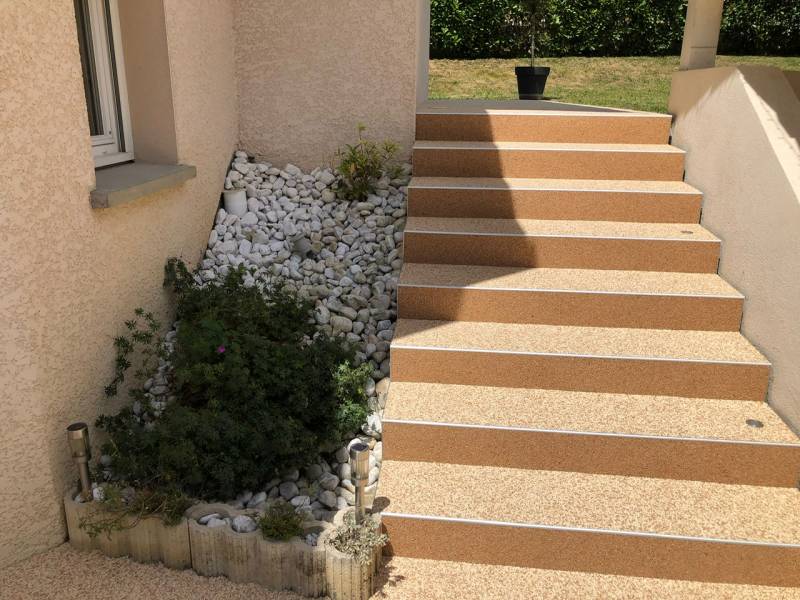 Création d'escalier extérieur sur mesure en moquette de pierre dans un jardin à Mercury 73 Savoie près d'Albertville