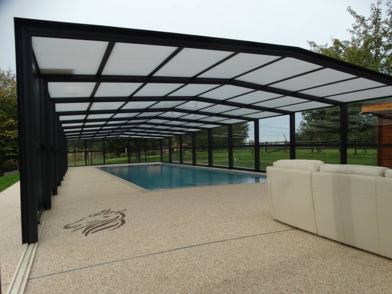 Installation d'un abri de piscine en verre design avec ouverture centrale à Grenoble 38 Isère