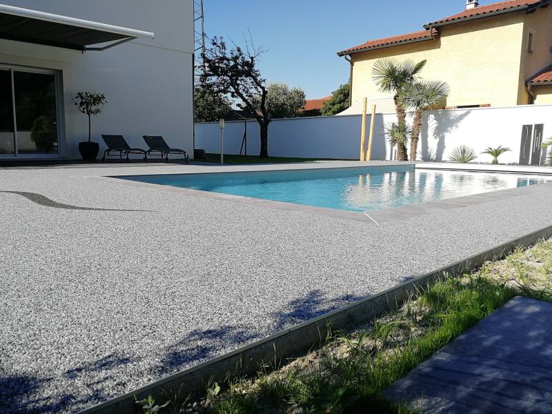 Pose de terrasse avec contour de piscine en résine de marbre à Feyzin près de Lyon