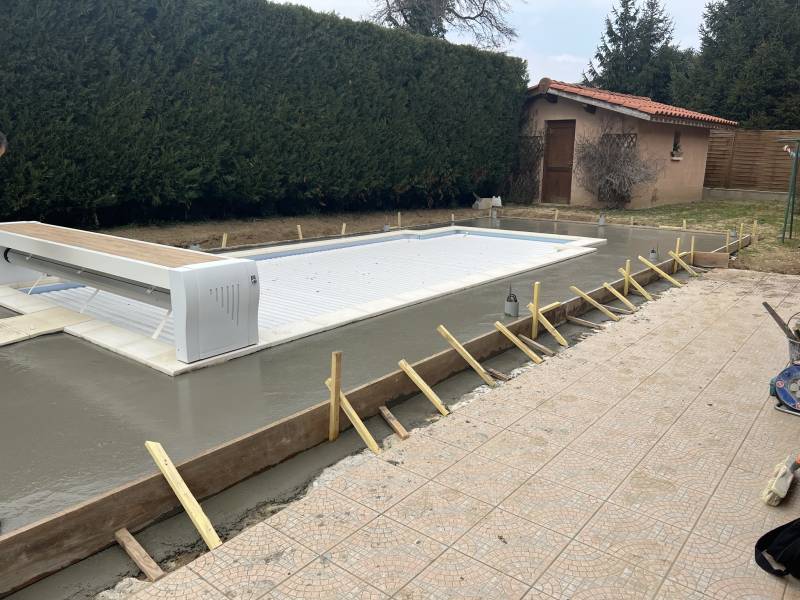 Pose d'une dalle béton pour un contour de piscine à Décines Charpieu proche de Lyon