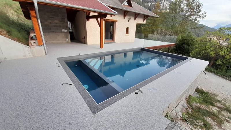 Installation d'un contour de piscine de 110 m2 avec terrasse à La Buisse 38 proche Grenoble