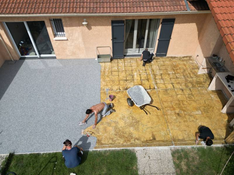Création d'une terrasse de 62 m² en moquette de marbre gris bleuté à Sainte Julie dans l'Ain