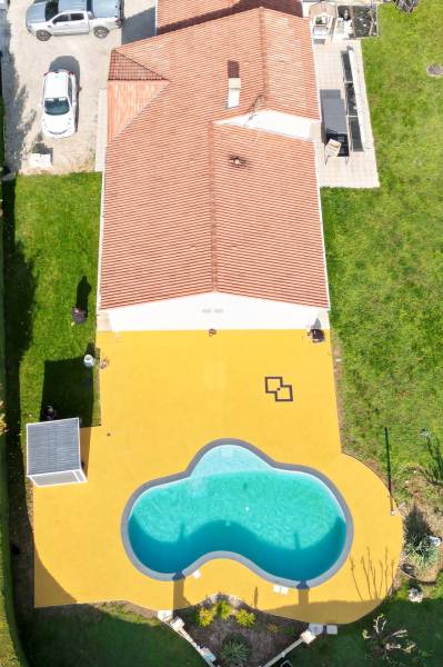 Pose d'une moquette de gomme pour une piscine dans l'Ain